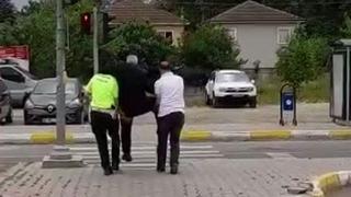 Polisler, karşıya geçmek isteyen yaşlı adamı kucaklarında taşıdı