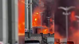 Rusya'da iş merkezinde yangın 140 kişi alevlerin arasında kaldı