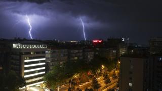 Başkentte şimşekler geceyi aydınlattı