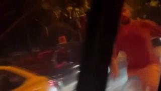 Camdan sarkıp vuramayınca taksinin peşinden koştu