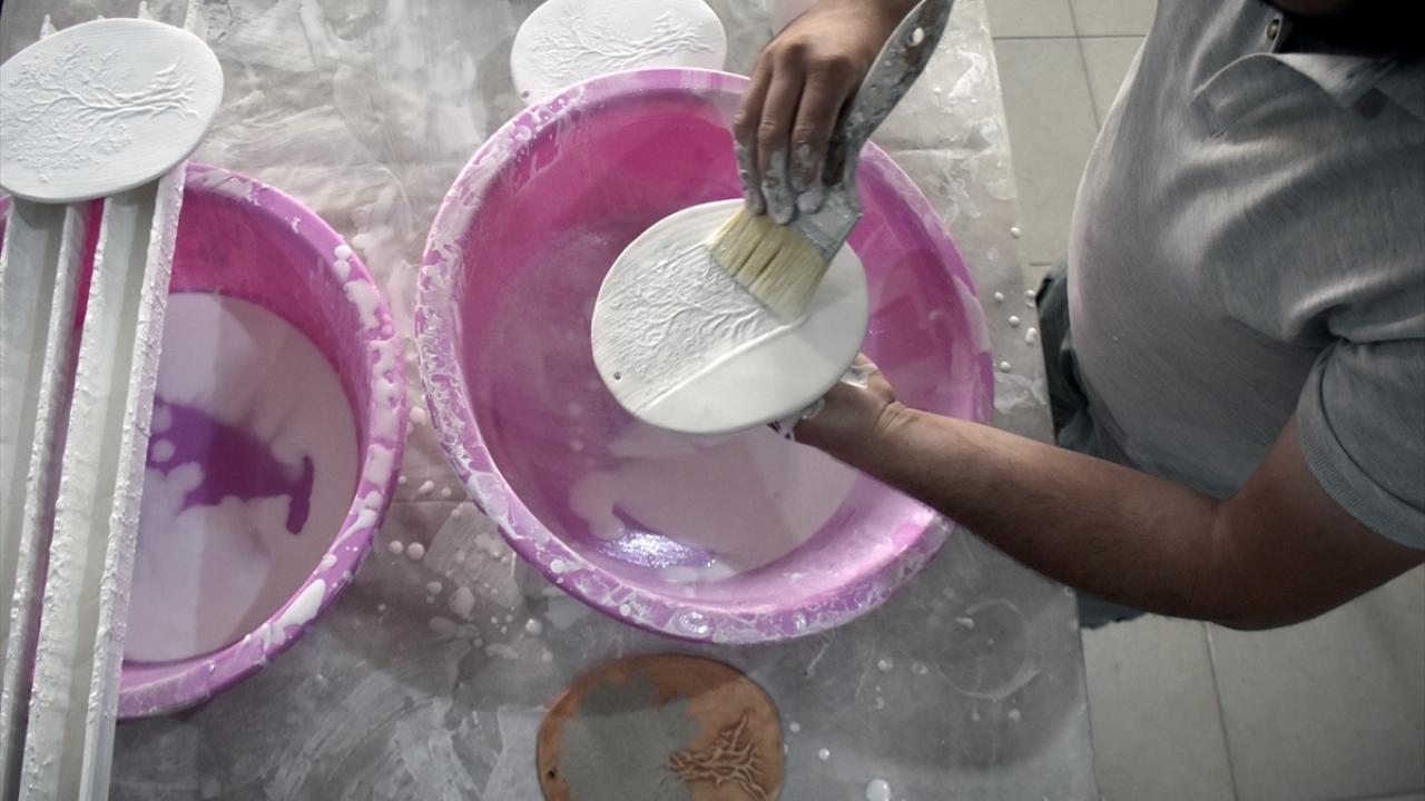 Öğrenciler staj için atölyeye geliyor