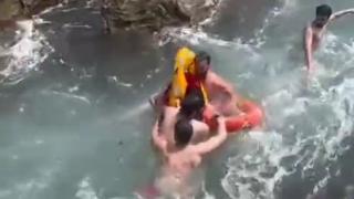 Rüzgara rağmen denize girdiler, boğulmaktan son anda kurtarıldılar