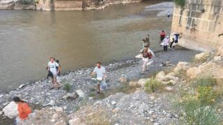 Baraj kapakları açılınca çayda mahsur kaldılar