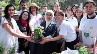Emine Erdoğan gençlerle çevre yürüyüşüne katıldı