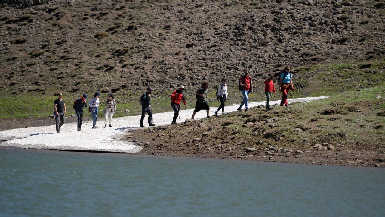 Yayla Dağı zirvesindeki Gerendal Gölü doğa tutkunlarını ağırlıyor