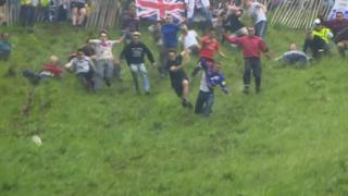 İngiltere'de bir gelenek: Peynir yuvarlama yarışması