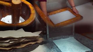 Atık malzemeler asırlık yöntemle kağıda dönüşüyor