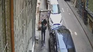 Zeytinburnu'nda bir apartmanın demir kapısını çalındı