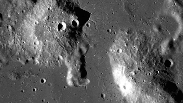 NASA, Ayda yaşanabilir sıcaklığa sahip çukurlar keşfetti