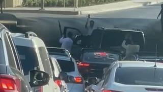 Trafiği kesip havaya ateş açtılar