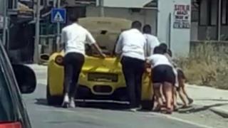 Ferrari yolda kaldı, vatandaşlar itti