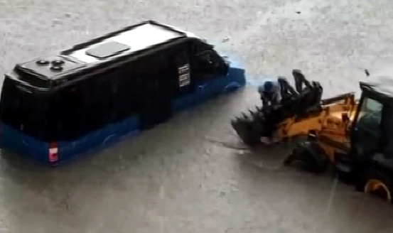 Yolcuları kepçe kurtardı