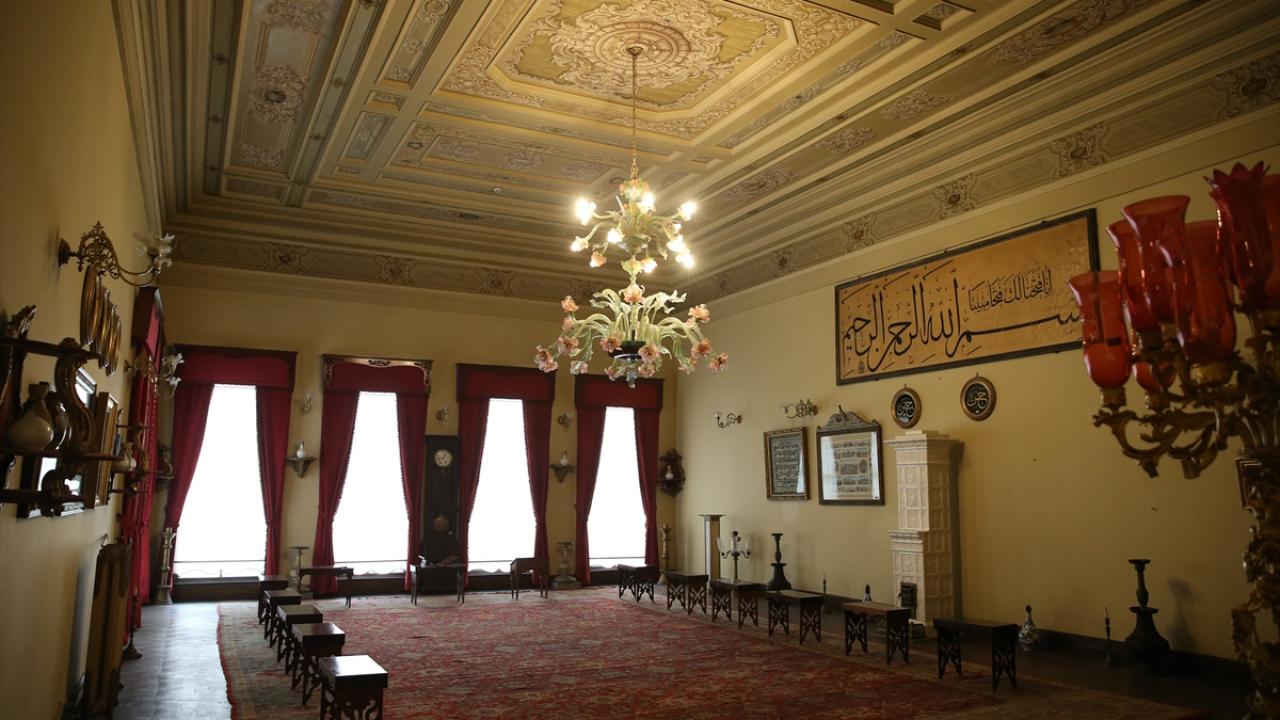 Barok stildeki kristal merdivenler ihtişamıyla ünlü