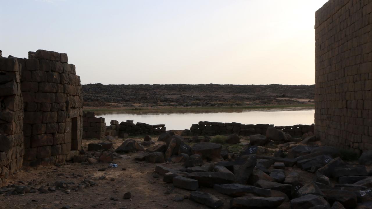 Su kenarındaki saray