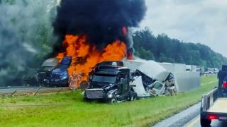 ABD'de zincirleme kaza: 8 tır ve 3 otomobil karıştı