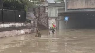 Sağanak sonrası biriken suda dengesini kaybederek defalarca düştü