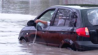 Aracına dolan suyu bardakla boşaltan sürücü yaşadıklarını anlattı