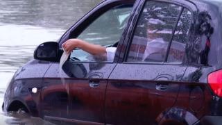 Ankara sele teslim oldu: Arabasındaki suyu karton bardakla boşalttı