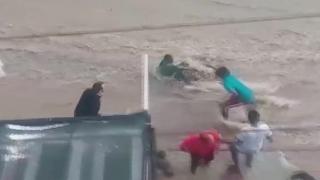 Başkentte sele kapılan kişi böyle kurtarıldı