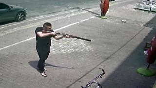 Ucuz ekmek satan fırıncının iş yerine tüfekle saldırdı