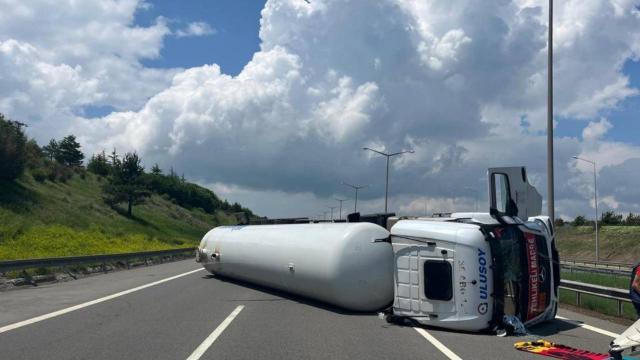Anadolu Otoyolu'nda tanker devrildi