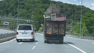 Demir yüklü kamyonetin tehlikeli yolculuğu kamerada