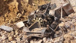 Uçurumdan yuvarlanan kamyon onlarca takla attı: O anlar kamerada