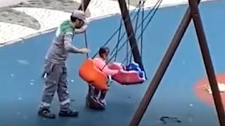 Temizlik görevlisi parkta oynayan çocuğu salladı