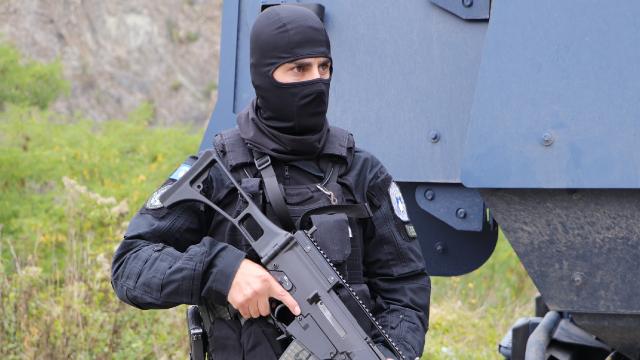 Sırbistanda göçmenler arasında silahlı çatışma