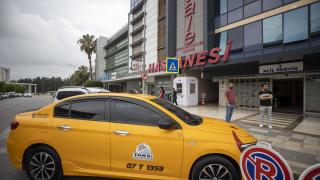 Hamile kadın hastaneye yetişmeye çalışırken takside doğum yaptı