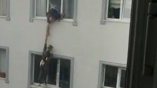 Polisten kaçarken sarktığı pencereden düştü