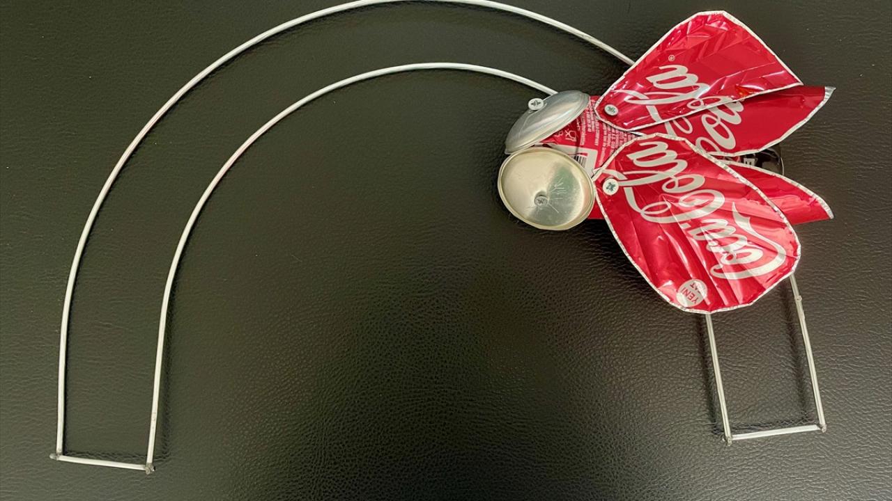 Metal içecek kutularından geri dönüşümle böcek figürleri yapıyor