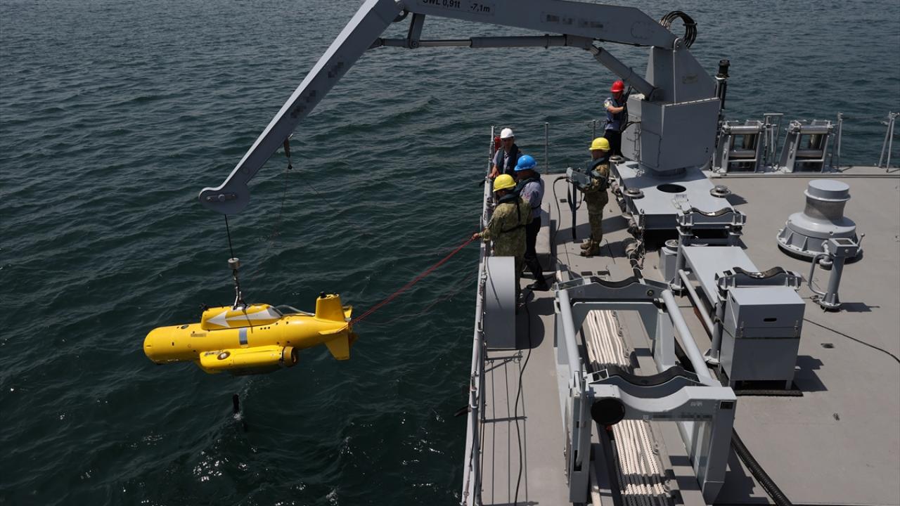 Uzaktan kumandalı su altı cihazıyla mayınlara patlayıcı yerleştiriliyor