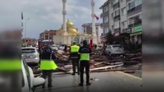 Ankara'da fırtına çatıları uçurdu