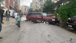 Motosiklet sürücüsü çöken yolda aracın tekerine sıkıştı
