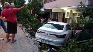 Avcılar'da otomobil bahçeye girdi
