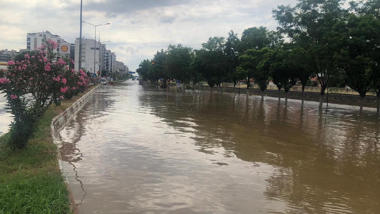 Aydın'da sağanak etkili: Yollar ulaşıma kapandı