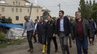 Bakan Kurum selden etkilenen Akyurt'ta incelemelerde bulundu
