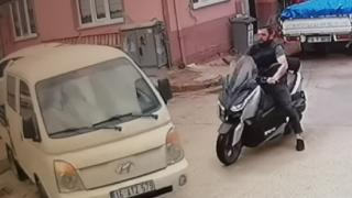 Bursa'da motosiklet kamyonete çarptı: O anlar kamerada