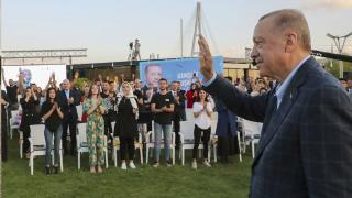 Cumhurbaşkanı Erdoğan, "Gençlik Buluşması"nda şarkı söyleyen gençlere eşlik etti