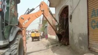 Hindistan'da İslam'a hakareti protesto eden Müslümanların evleri yıkıldı