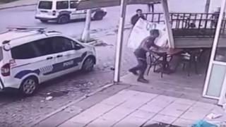 Polisten kaçan hırsızlar kamyonetle pastaneye girdi