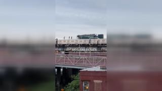 New York'ta hareket halindeki trenin üzerinde dans ettiler