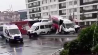 Havalimanı otobüsü, kaza yapan servis minibüslerine çarptı