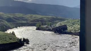 Yellowstone'daki sel bir evi nehre sürükledi