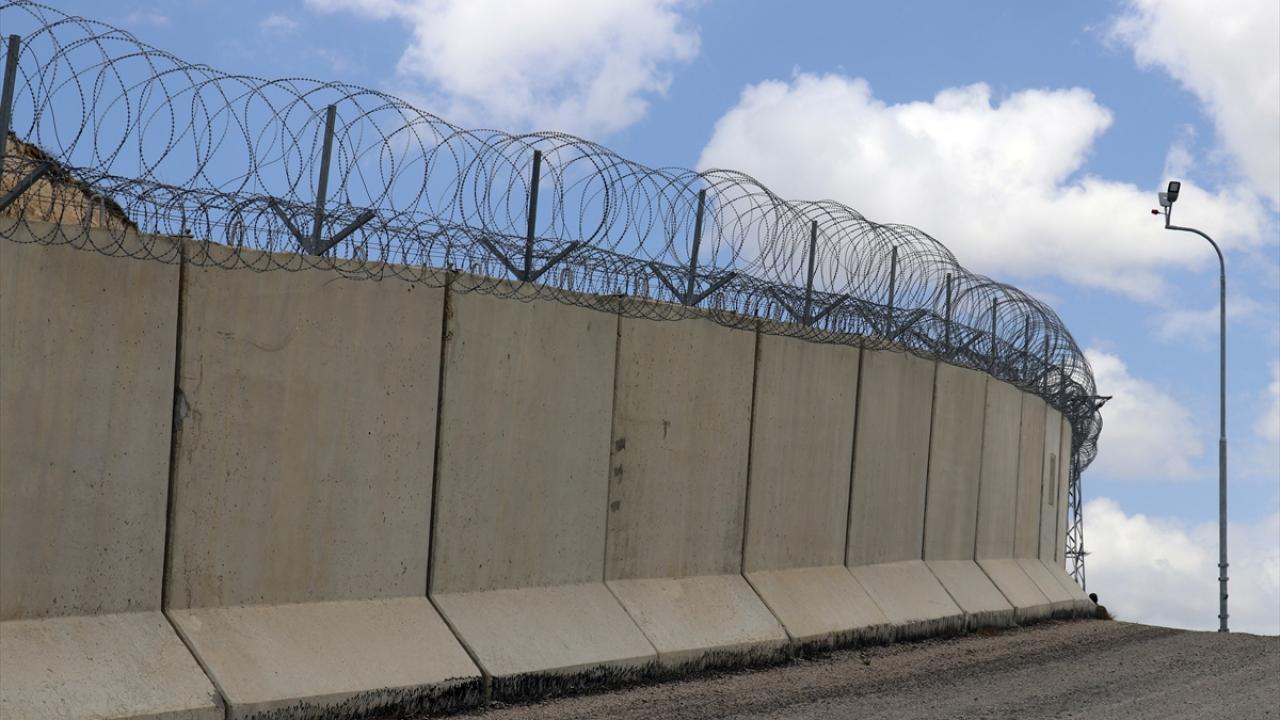 "3 metrelik duvarların üzerinde jiletli teller bulunuyor"