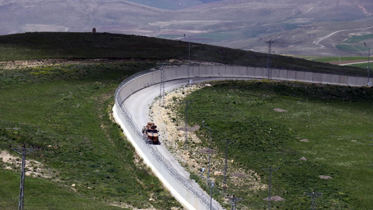 Zırhlı araçlar sürekli devriye görevi yapıyor