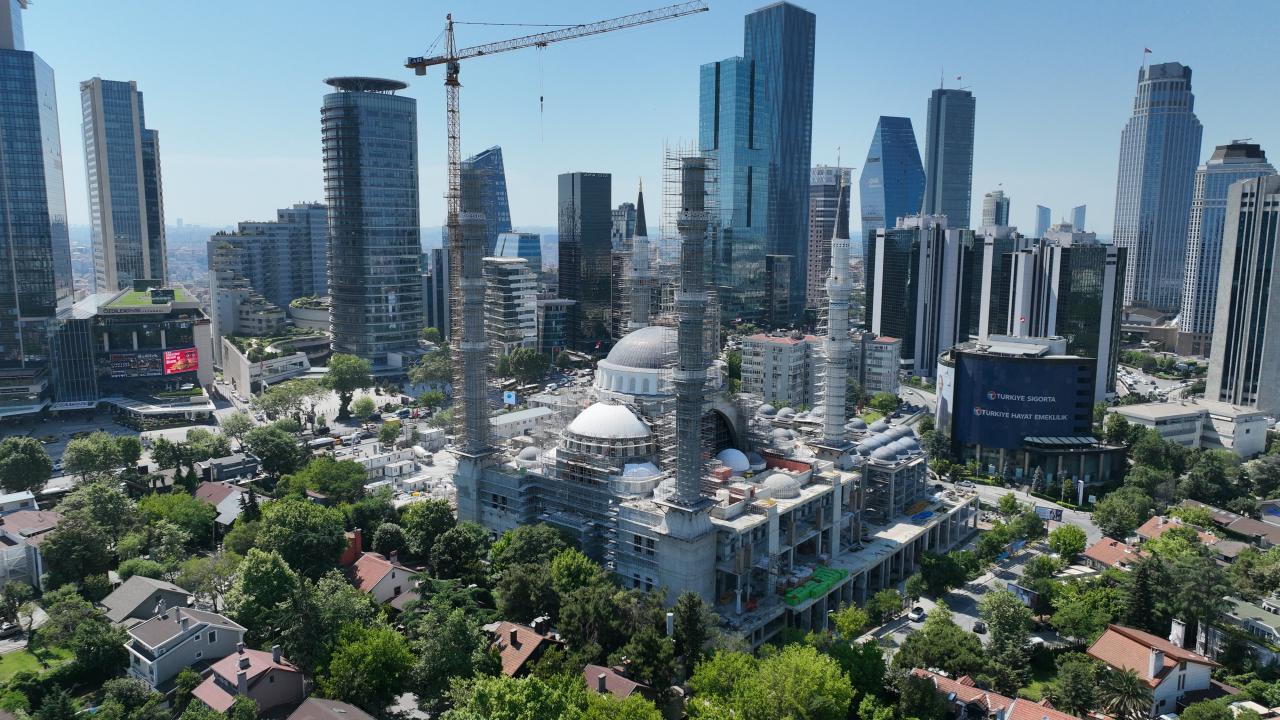 "Kapalı açık alanlarında yaklaşık 20 bin insan namaz kılabilecek"