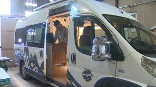 Minibüsler öğrencilerin elinde karavana dönüşüyor