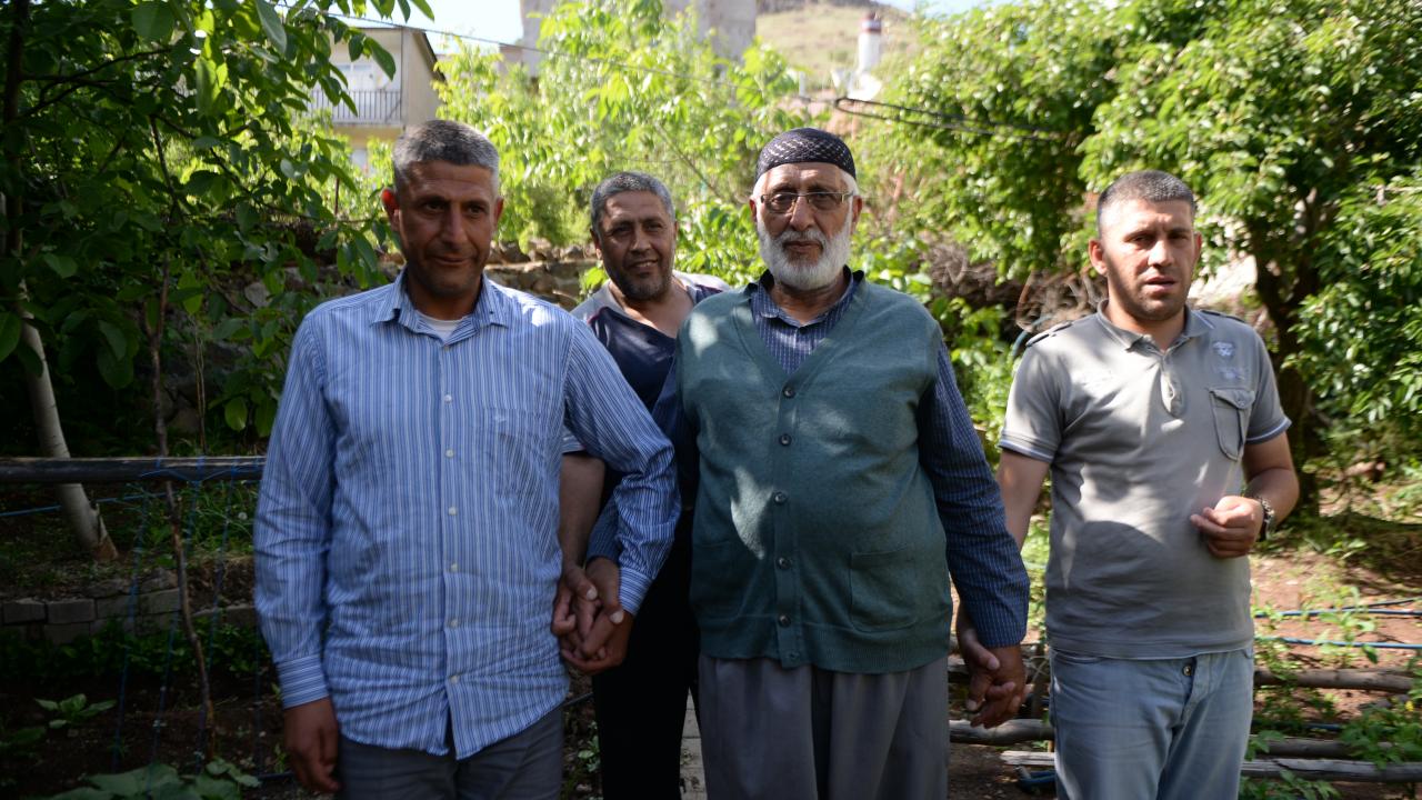 Çocuklarına sabır ve şefkatle bakan Ayceman, evde yemek hazırlıyor, temizlik yapıyor, bulaşıkları yıkıyor.